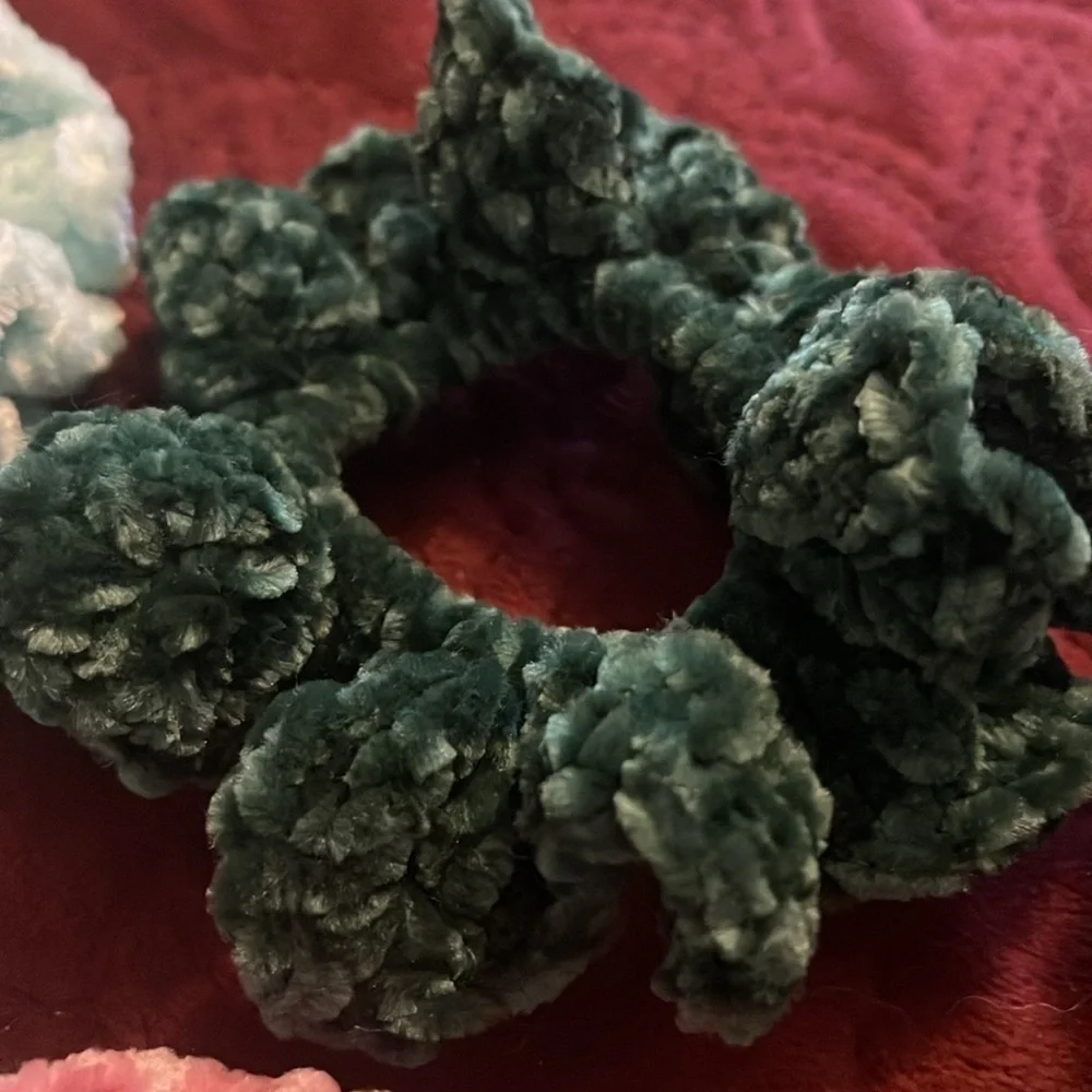 11 New Scrunchies‎ HANDMADE WITH VELVET YARN BY THE VELVET BUNNY SITE. Ponytail.